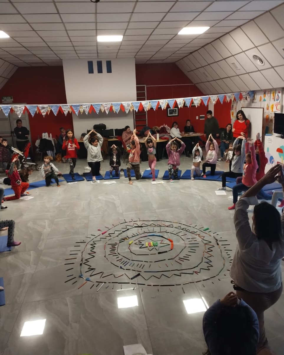 grupo de gente posturas de yoga